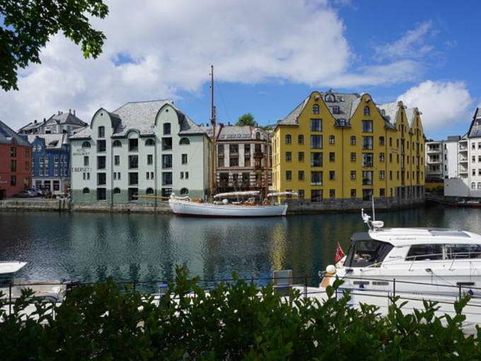 https://www.norway-adventures.com/wp-content/uploads/2022/11/Fjord-Adrenaline-Family-Adventure_DAY-12-Alesund.jpg