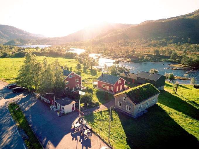 https://www.norway-adventures.com/wp-content/uploads/2022/11/Fjord-Adrenaline-Family-Adventure_DAY-2-farm-by-the-river.jpg