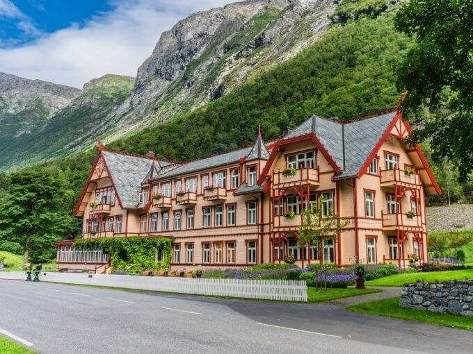 https://www.norway-adventures.com/wp-content/uploads/2022/11/Historic-hotel-accommodation-on-Family-vacation-in-Norway.jpg